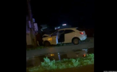Horor u Banjaluci: Jedan automobil zakucan u stub, drugi u suprotnoj traci VIDEO