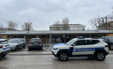 Dojave o bombama uznemirile Banjaluku: djeca hitno evakuisana iz više škola