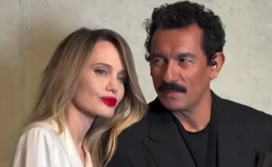 Angelina Jolie u zagrljaju francuskog dizajnera: Na događaju u Šangaju pozirali držeći se za ruke