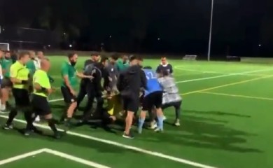 Sudija pretučen na terenu, napadač ga brutalno tukao (UZNEMIRUJUĆI VIDEO)