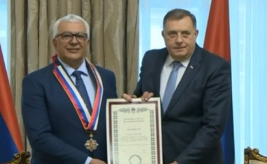 Dodik odlikovao Andriju Mandića