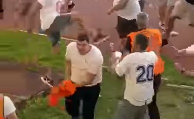 Navijači Hajduka grupno tukli redara (VIDEO)