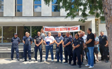 Protest vatrogasaca ispred NS RS: “Lažima se vatra ne gasi”