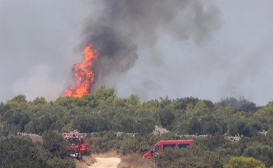 Požar na Čiovu još nije ugašen, tokom noći dežurala 62 vatrogasca