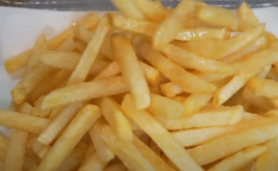 "Sljedeći put apliciraj za kredit kad budeš jeo“ Ljudi u šoku koliko koštaju DVIJE PORCIJE POMFRITA u Crnoj Gori