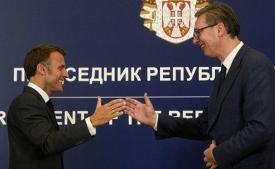 Detalji prijema za Makrona: Vučić pjevao kosovske pjesme