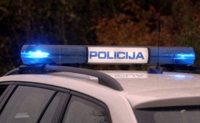 Maloljetnici udarili u betonski stub, jedno životno ugroženo