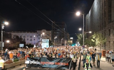 Održan 22. protest “Srbija protiv nasilja”: znak RTS-a obojen u pink