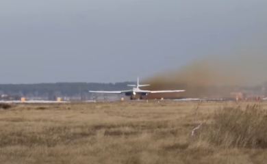 Odjeknula eksplozija u avionu, motor se zapalio prije polijetanja