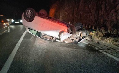 Detalji stravične nesreće kod Jablanice: Automobil završio na krovu, vozač životno ugrožen