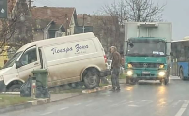 Kombi se sudario s autobusom, pa sletio s puta