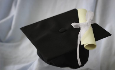 Banjalučanin diplomirao na pragu šeste decenije: "Sa sinom sam išao na predavanja"