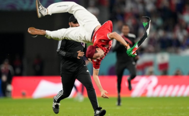 Tokom meča Tunis - Francuska upao na teren sa zastavom Palestine