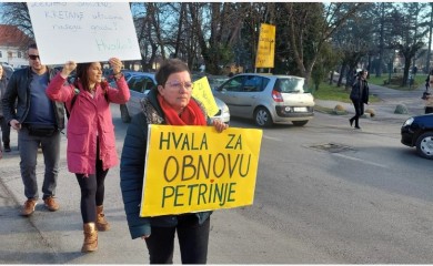 Stotinjak Petrinjaca izašlo na ulice, ironično se zahvalili Vladi Hrvatske