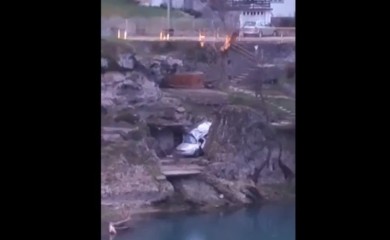 Automobilom sletio među stijene na Vrućici