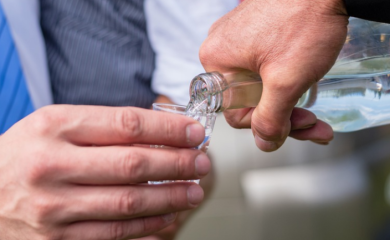 Policija uhapsila dvojicu Prijedorčana: Provalili u kuću, ukrali pušku i 20 litara rakije