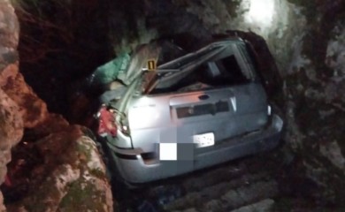 Pogledajte izvlačenje forda koji se zaglavio na stijenama u Banjaluci (VIDEO)