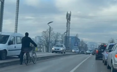 Banjalučka auto formula za gužvu: Kad ne može po putu, može po trotoaru (VIDEO)