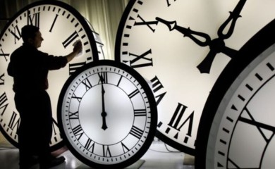 Pomjeranjem kazaljki počelo ljetno računanje vremena