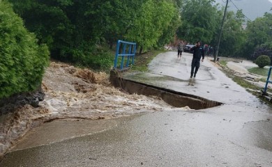 Obilne padavine poplavile 40 kuća kod Teslića, nivo vode u objektima metar (VIDEO)