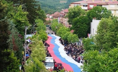 Srbi iz Zvečana šalju Đokoviću srpsku trobojku u Pariz