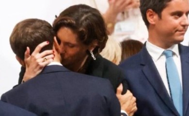 Predsjednik “u klinču”: Bura zbog provokativnog poljupca Makrona sa ministarkom VIDEO