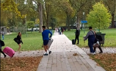 Đoković prekinuo trening da bi poneo kofer i pomogao ženi