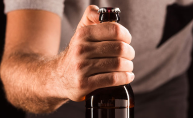 Hit metoda otvaranja pića pramenom kose