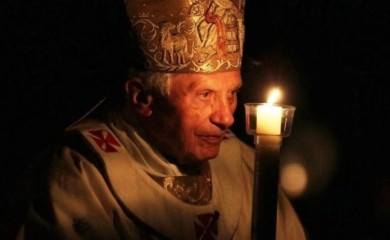 Papa Benedikt u teškom stanju: Stotine ljudi se moli za njegovo ozdravljenje