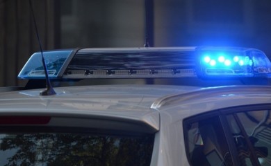 Vozio auto 110km/h i spavao, policija ga budila 15 minuta