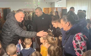 Siniša Vidović danas na Kosovu obradovao najmlađe
