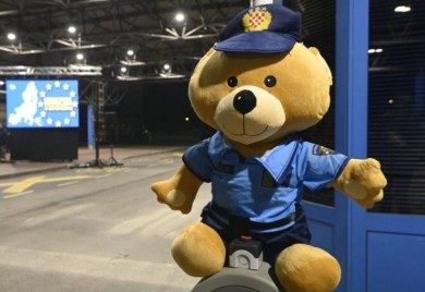 Hrvatska ušla u Šengen i uvela evro, posljednji putnik dobio plišanog medu