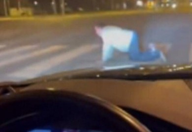 Šok na ulici: Čovjek puzi preko pješačkog prelaza VIDEO