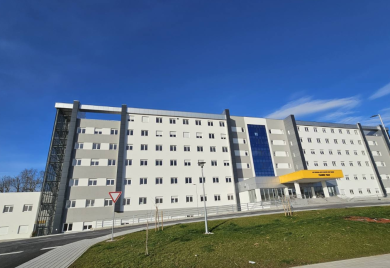 Prva beba rođena u 2026. darivana zlatnim dukatom