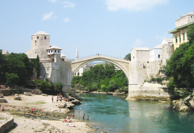 Jedna osoba skočila sa Starog mosta i nije isplivala