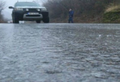 Vozači, oprezno sa papučicom gasa: Putevi u BiH mokri i klizavi