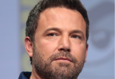 Zaglavio luksuznim “mercedesom”: Benu Afleku trebalo 45 minuta da isparkira auto (VIDEO)