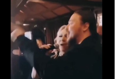 Neprepoznatljiv sa novim imidžom: Milan Stanković zapjevao s Vesnom Zmijanac VIDEO