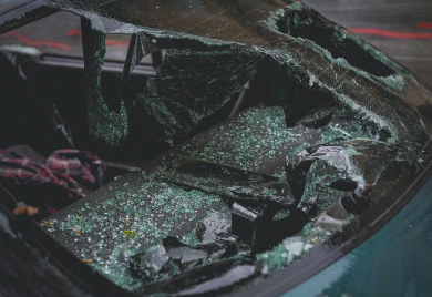 Bio suvozač u “BMW-u”: Mladić teško povrijeđen kada je auto sletjelo s puta