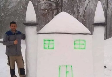 Muhamed iz Cazina napravio džamiju od snijega