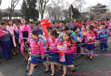 U Sjevernoj Koreji počela nova školska godina, Kim Džong Un podijelio školski pribor