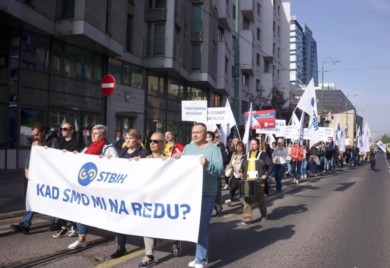 “Kad smo mi na redu?”: Prvomajski protest Sindikata radnika trgovine BiH