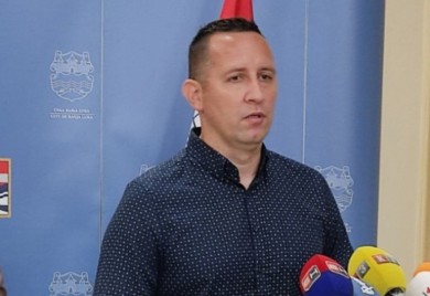 Mjesec dana drndanja autima: Lazić ljut zbog situacije u Tuzlanskoj ulici FOTO