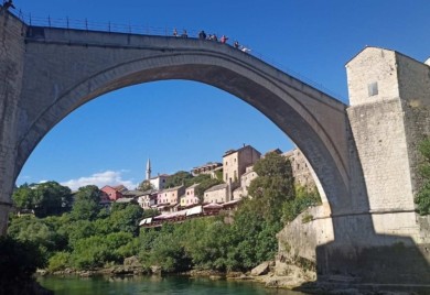 Muškarci iz Zemuna napadnuti u Mostaru zbog natpisa na majici: Jedan teško povrijeđen