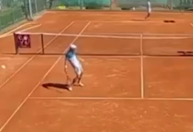 Sramna scena na teniskim terenima: Hvatao se za međunožje usred meča (VIDEO)