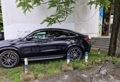 Penzioneri primijetili svaki detalj: Evo kakvim je autom u Banjaluku došao Saša Popović FOTO