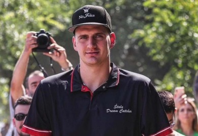 Jokić lumpovao u Somboru, pao u trans zbog pjesme Miroslava Ilića (VIDEO)