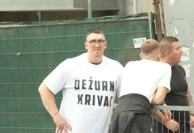 Kristijan Golubović ispred Pinka u majici „Dežurni krivac“