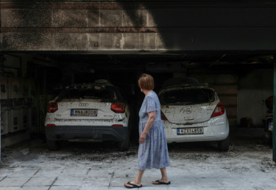 U Grčkoj napadi zapaljivim bombama na političare: Jedna političarka povrijeđena, njena majka poginula