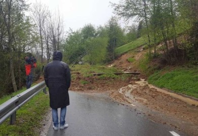 Obilne padavine izazvale probleme širom Slovenije